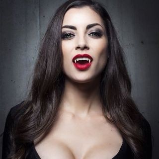 LeeAnna Vamp Cosplay Model